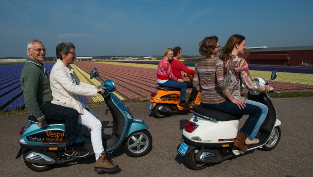 Met een Vespa scooter langs de bloemenvelden