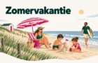Zomervakantie – illustratie van een gezin op het strand met zandkasteel, parasol en strandhuisje aan de kust van de Bollenstreek